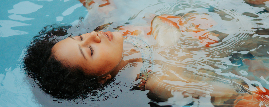 Bezoekers die ontspannen in het warme water van he