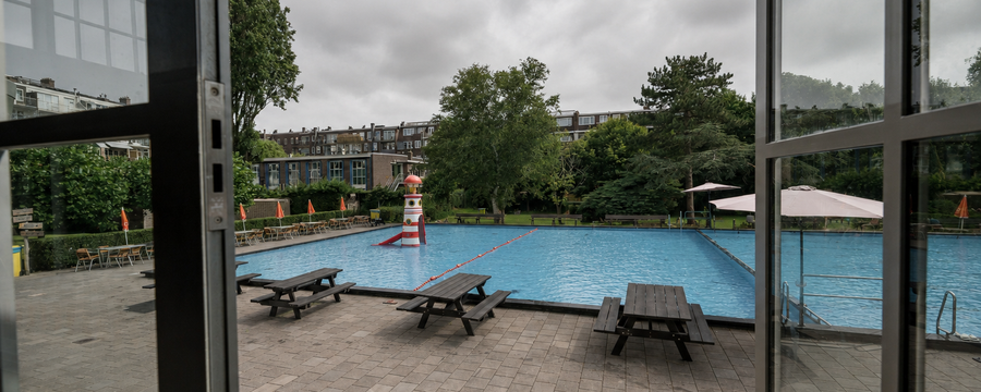 Buitenbad bewolkt